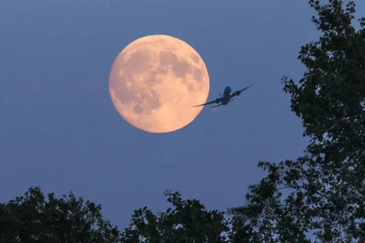 2017-08-06 KLM en de maan vanuit de Wate.